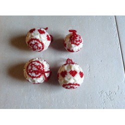 Julekugler med perler i røde og hvide farver (4 stk)