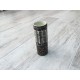 Cylinderformet vase i brun bundfarve med lyse farve striber 