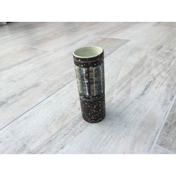 Cylinderformet vase i brun bundfarve med lyse farve striber 