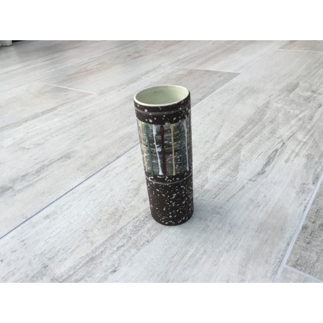 Cylinderformet vase i brun bundfarve med lyse farve striber 