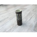 Cylinderformet vase i brun bundfarve med lyse farve striber 