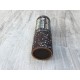 Cylinderformet vase i brun bundfarve med lyse farve striber 