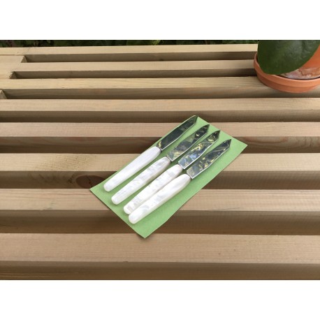 4 små knive med "perlemorskaft"