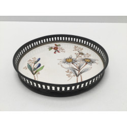 Fad med porcelænsbund og metal kant og blomster dekoration i bunden