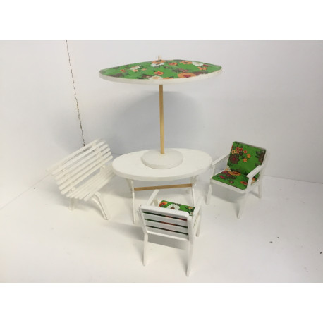 Ældre dukkemøbler stole, bænk, bord og parasol 