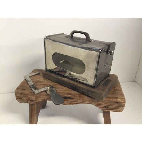 Ældre osteklokke på egetræsbund med glasplade, fra gl. købmandsbutik