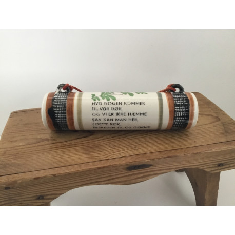 Postrør i keramik med tekst: Hvis nogen kommer til vor dør m.m.